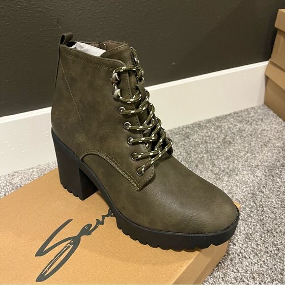 SEVEN7 Women's Flatiron Lug Sole Boots - Picture 12 of 14